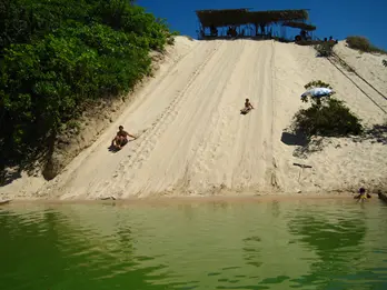 Atividades opcionais como skibunda e lagoas em Genipabu